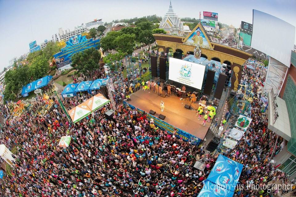 ภาพ งานมหาสงกรานต์อีสาน ถนนข้าวเหนียวขอนแก่น 2557