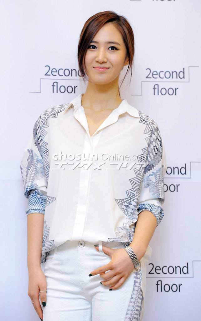 ยูริ snsd >[]<