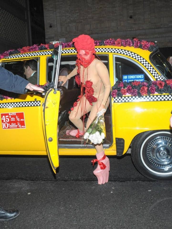 ใหวป่ะ!!!?? "Lady GAGA " เอาอีกแล้ว...สวมชุดสุดล้ำ...!!?? มางานคอนเสิร์ตใหญ่ ที่นิวยอร์ค