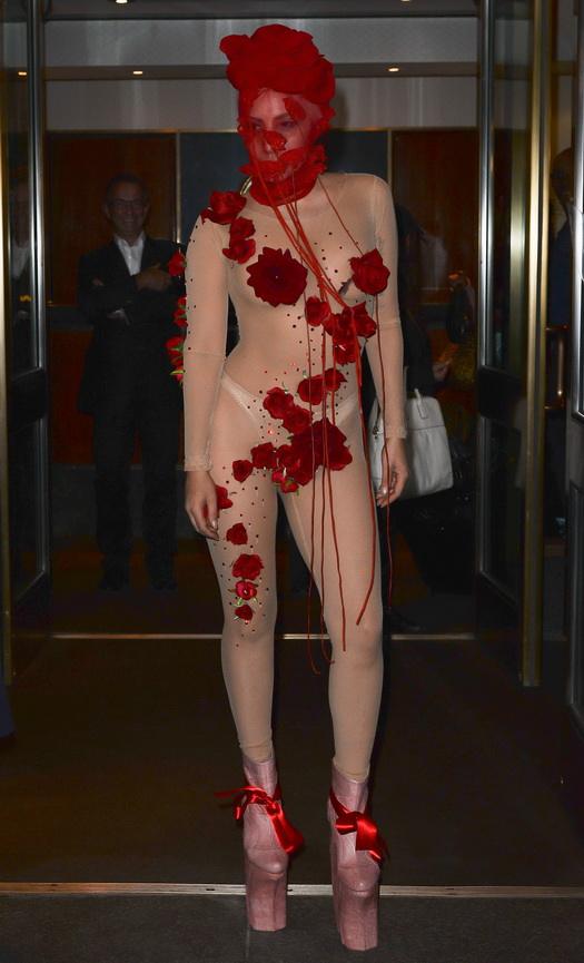 ใหวป่ะ!!!?? "Lady GAGA " เอาอีกแล้ว...สวมชุดสุดล้ำ...!!?? มางานคอนเสิร์ตใหญ่ ที่นิวยอร์ค