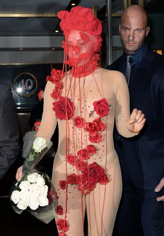 ใหวป่ะ!!!?? "Lady GAGA " เอาอีกแล้ว...สวมชุดสุดล้ำ...!!?? มางานคอนเสิร์ตใหญ่ ที่นิวยอร์ค