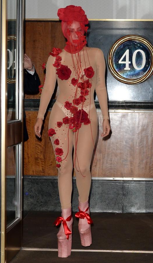 ใหวป่ะ!!!?? "Lady GAGA " เอาอีกแล้ว...สวมชุดสุดล้ำ...!!?? มางานคอนเสิร์ตใหญ่ ที่นิวยอร์ค