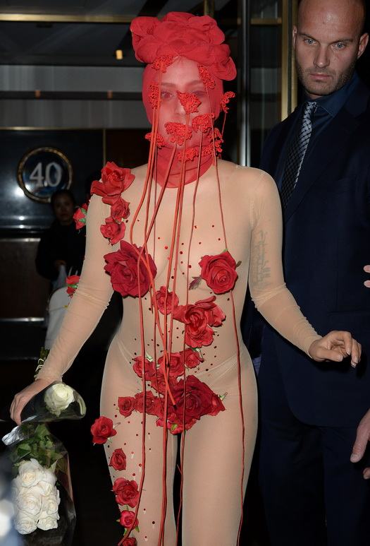ใหวป่ะ!!!?? "Lady GAGA " เอาอีกแล้ว...สวมชุดสุดล้ำ...!!?? มางานคอนเสิร์ตใหญ่ ที่นิวยอร์ค