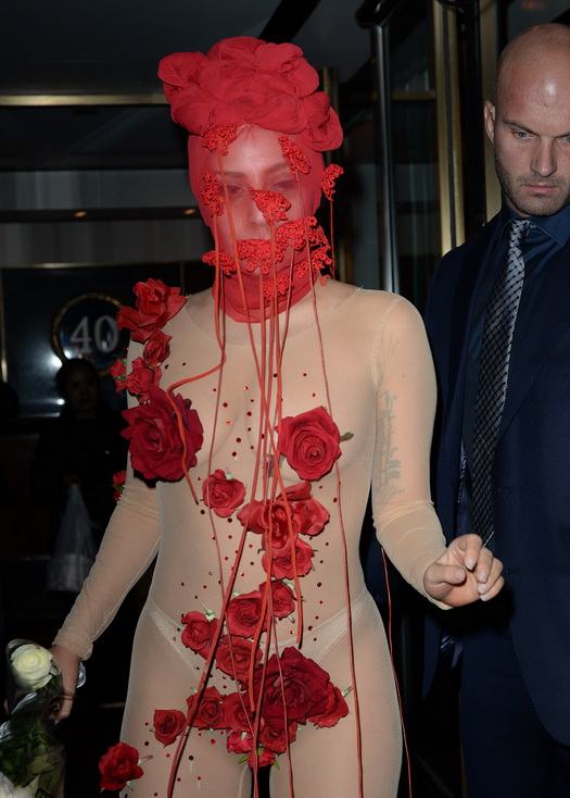 ใหวป่ะ!!!?? "Lady GAGA " เอาอีกแล้ว...สวมชุดสุดล้ำ...!!?? มางานคอนเสิร์ตใหญ่ ที่นิวยอร์ค