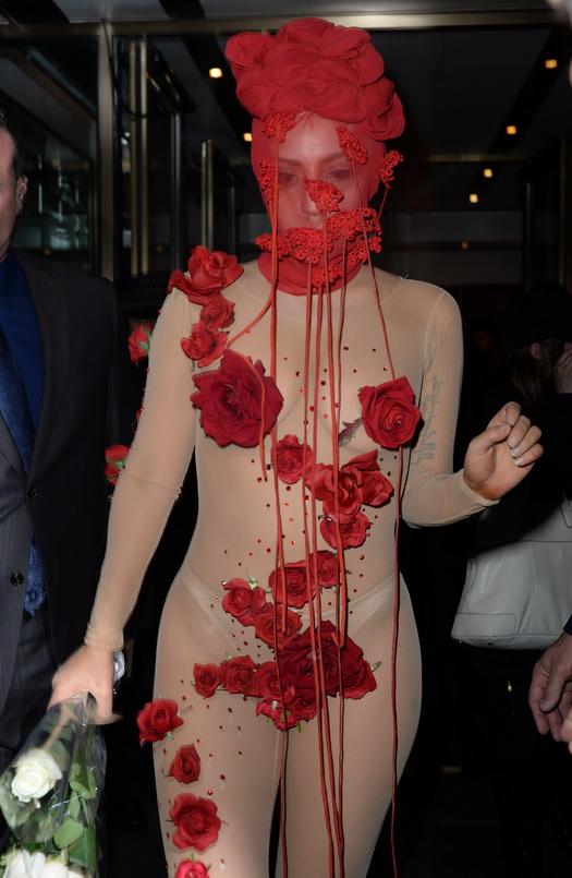 ใหวป่ะ!!!?? "Lady GAGA " เอาอีกแล้ว...สวมชุดสุดล้ำ...!!?? มางานคอนเสิร์ตใหญ่ ที่นิวยอร์ค