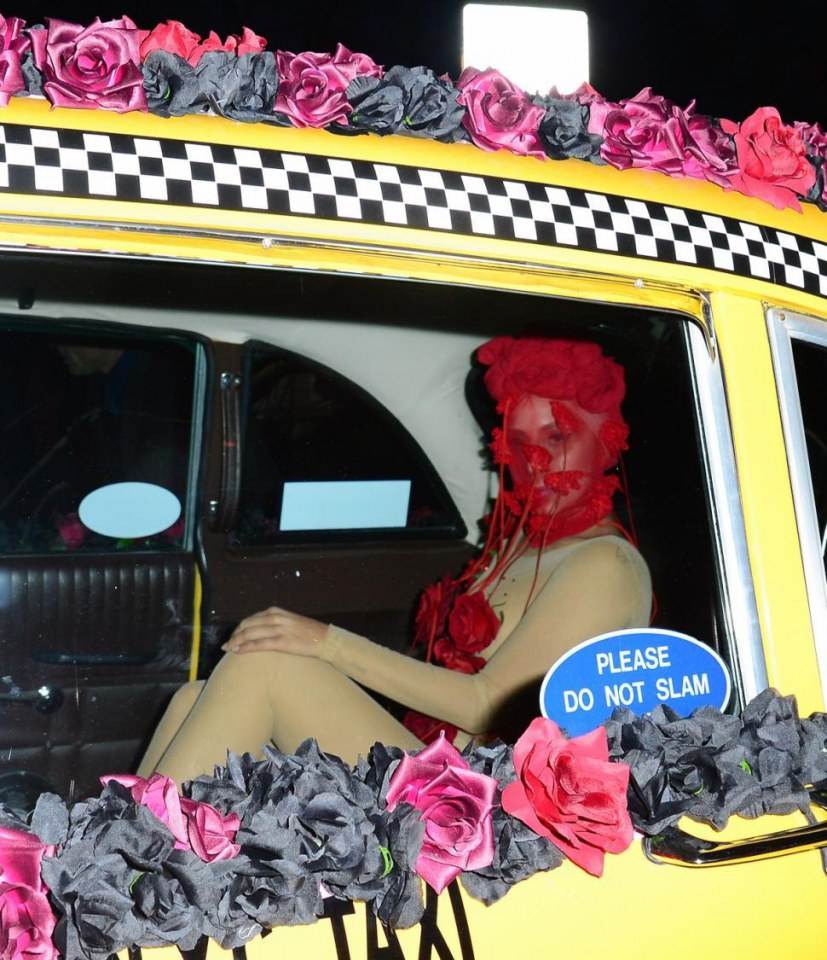 ใหวป่ะ!!!?? "Lady GAGA " เอาอีกแล้ว...สวมชุดสุดล้ำ...!!?? มางานคอนเสิร์ตใหญ่ ที่นิวยอร์ค