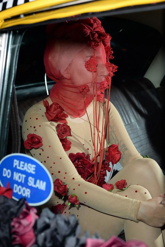 ใหวป่ะ!!!?? "Lady GAGA " เอาอีกแล้ว...สวมชุดสุดล้ำ...!!?? มางานคอนเสิร์ตใหญ่ ที่นิวยอร์ค