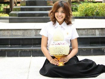 หนูนา หนึ่งธิดา ในชุดนักศึกษา