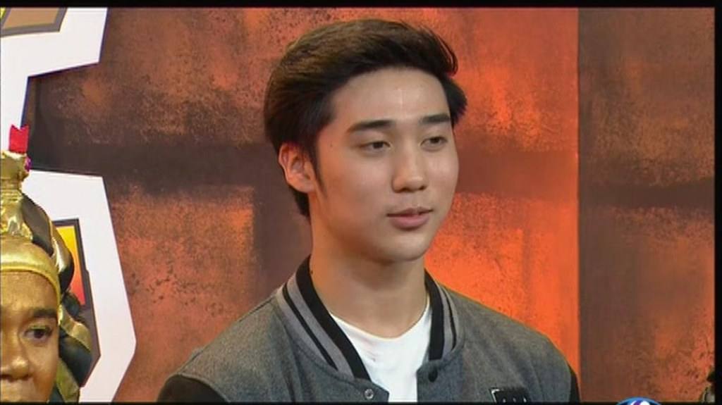 แอบเบิ่งคนหล่อหลิ้นเกม