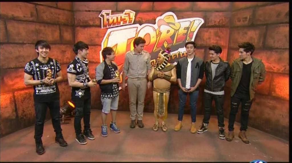 แอบเบิ่งคนหล่อหลิ้นเกม