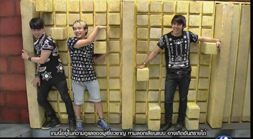 แอบเบิ่งคนหล่อหลิ้นเกม