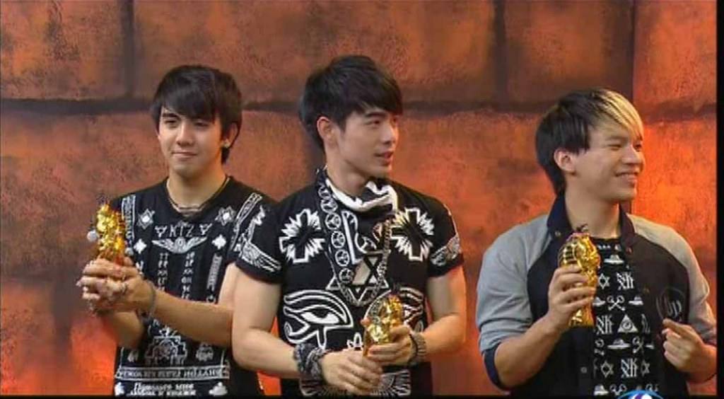 แอบเบิ่งคนหล่อหลิ้นเกม