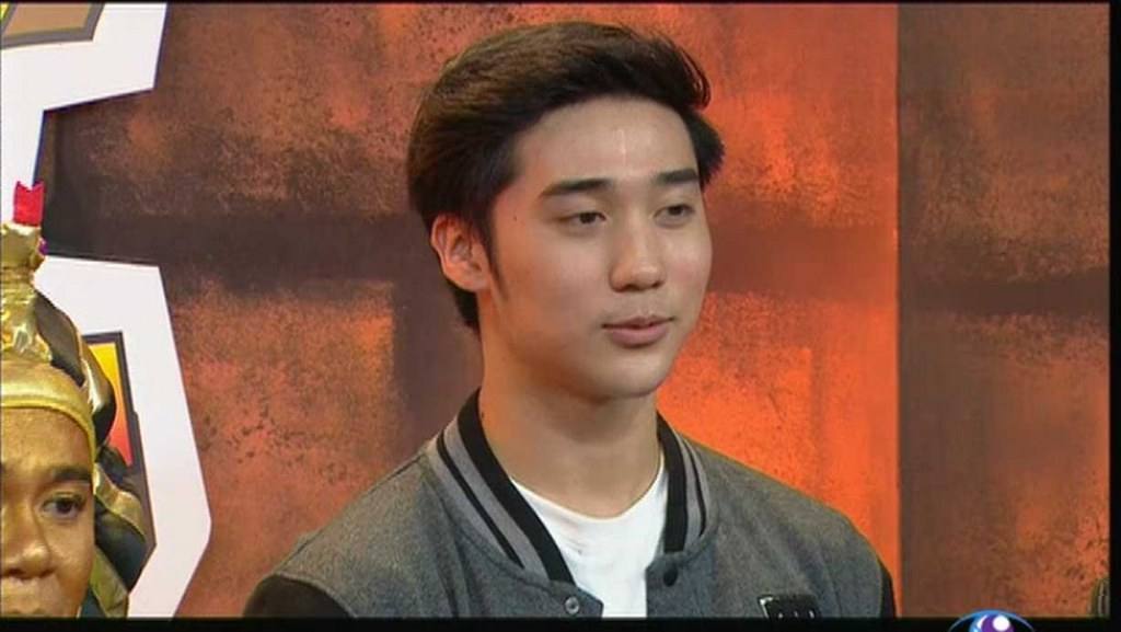แอบเบิ่งคนหล่อหลิ้นเกม