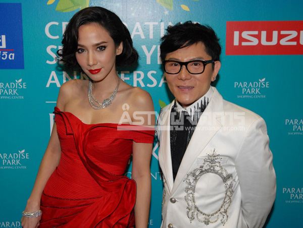 อลังการ &ldquo;อั้ม&rdquo; สวมหน้ากากเพชร &ldquo;เมดูซ่าอาย&rdquo; 300 ล้าน
