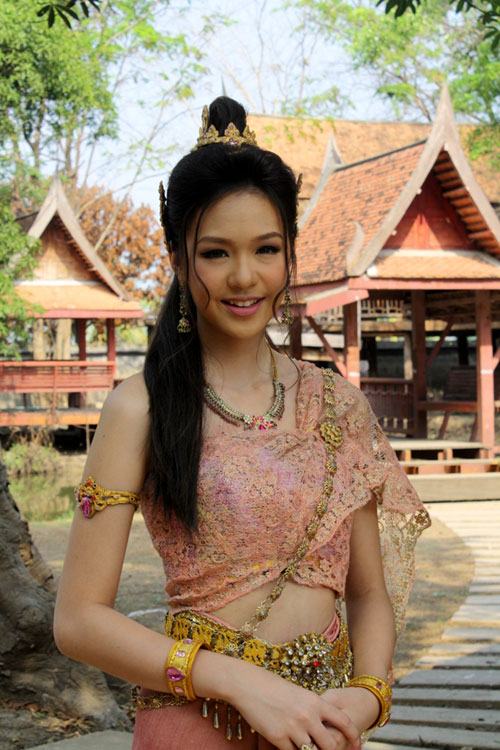 แยม มทิรา หรือ แยม ทิชา สาวน้อยดาวรุ่งมาแรงกับบทนางเอกละครไฟรักเพลิงแค้น