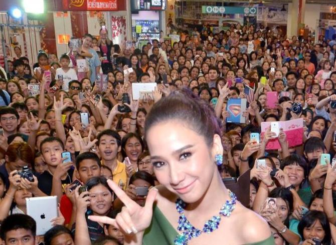 ฮอตไม่เลิกดาราสาวสวย อั้ม-พัชราภา คว้าขวัญใจเเรงงาน