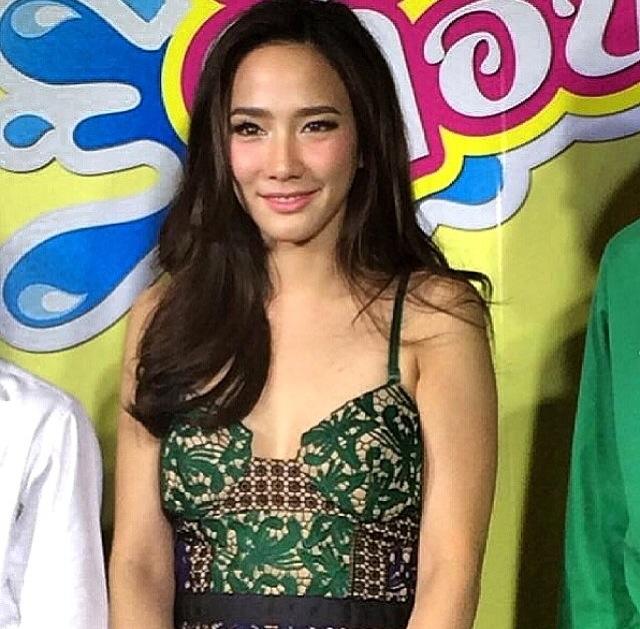 ฮอตไม่เลิกดาราสาวสวย อั้ม-พัชราภา คว้าขวัญใจเเรงงาน