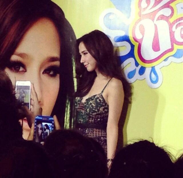 ฮอตไม่เลิกดาราสาวสวย อั้ม-พัชราภา คว้าขวัญใจเเรงงาน