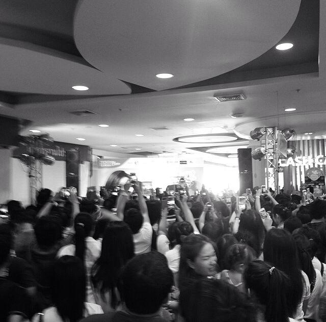 ฮอตไม่เลิกดาราสาวสวย อั้ม-พัชราภา คว้าขวัญใจเเรงงาน