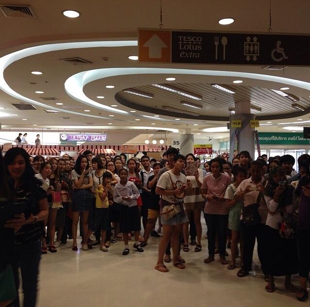 ฮอตไม่เลิกดาราสาวสวย อั้ม-พัชราภา คว้าขวัญใจเเรงงาน