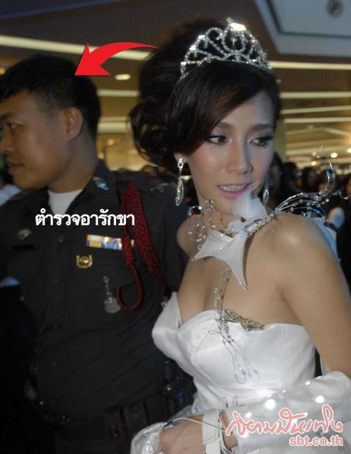 ฮอตไม่เลิกดาราสาวสวย อั้ม-พัชราภา คว้าขวัญใจเเรงงาน