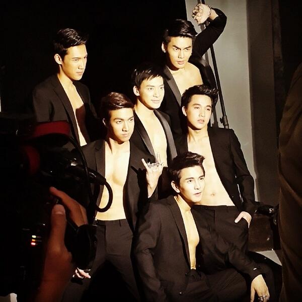 6 หนุ่มฮอต THESTAR ถ่ายแบบนิตยสารเปรียว ฉลองครบรอบ10ปี THESTAR