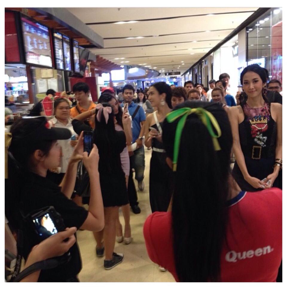 สุสานคนเป็น นำทีมเซนทรัลลลาดพร้าว คนเยอะมากกกกกกกกกกกกกกกกก กรี๊ดรสสุคนธ์ คุณนายลั่นทม