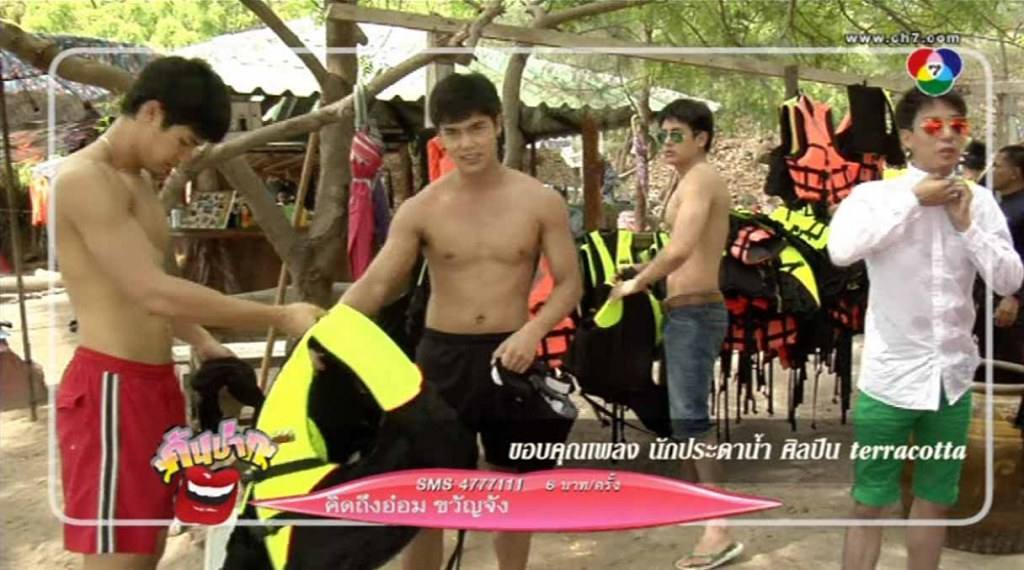 ตากล้องเอย ช่วยชูม ช่วยสไลค์ ช่วยจับภาพตอนหนุ่มๆถอดเสื้อคนๆแด่ได้บ่อ