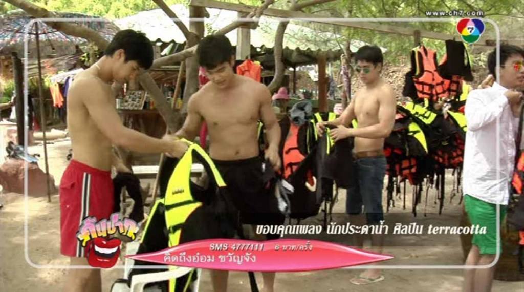 ตากล้องเอย ช่วยชูม ช่วยสไลค์ ช่วยจับภาพตอนหนุ่มๆถอดเสื้อคนๆแด่ได้บ่อ