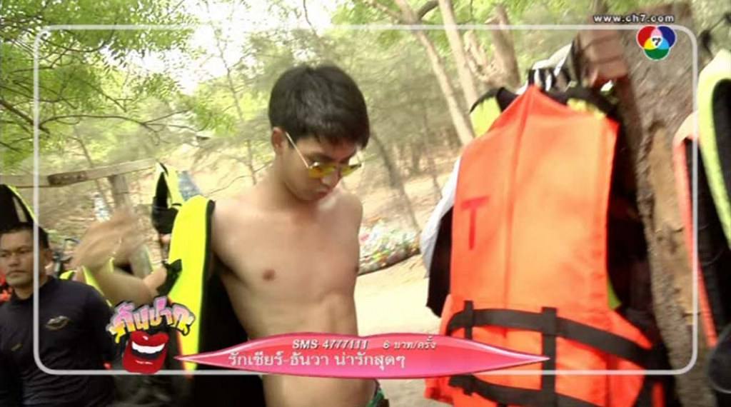 ตากล้องเอย ช่วยชูม ช่วยสไลค์ ช่วยจับภาพตอนหนุ่มๆถอดเสื้อคนๆแด่ได้บ่อ