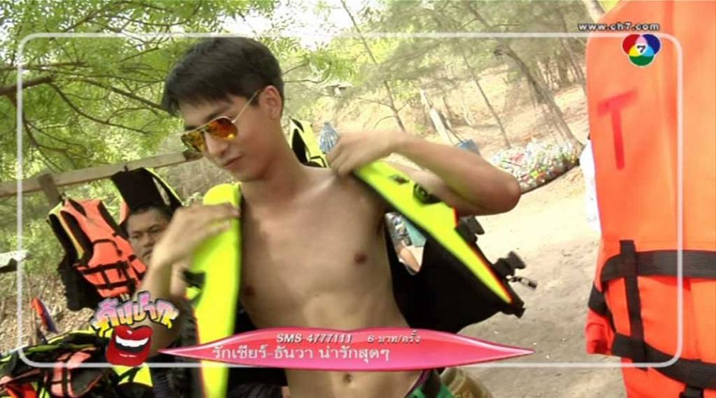 ตากล้องเอย ช่วยชูม ช่วยสไลค์ ช่วยจับภาพตอนหนุ่มๆถอดเสื้อคนๆแด่ได้บ่อ