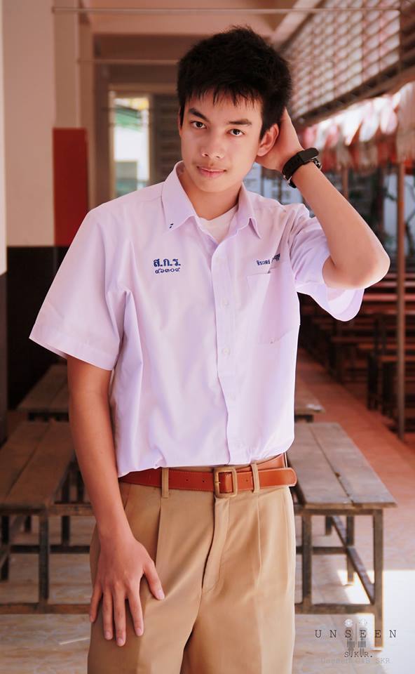 นักเรียนชายม.ปลาย สกลราช