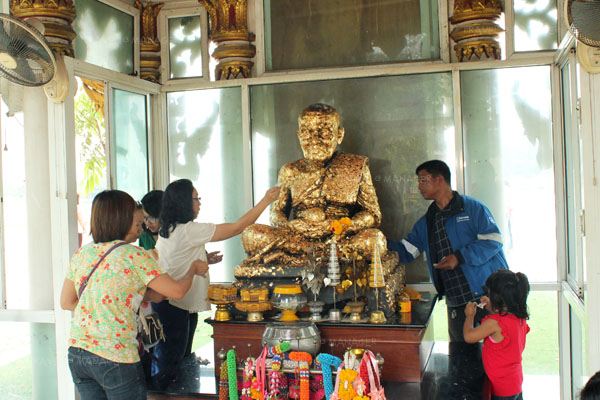 ปิดทององค์หลวงพ่อทวดเหยียบน้ำทะเลจืด