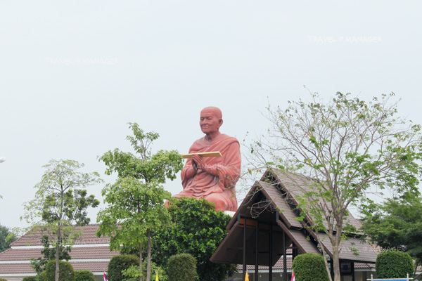 หลวงพ่อโตองค์ใหญ่เห็นเด่นชัดแต่ไกล
