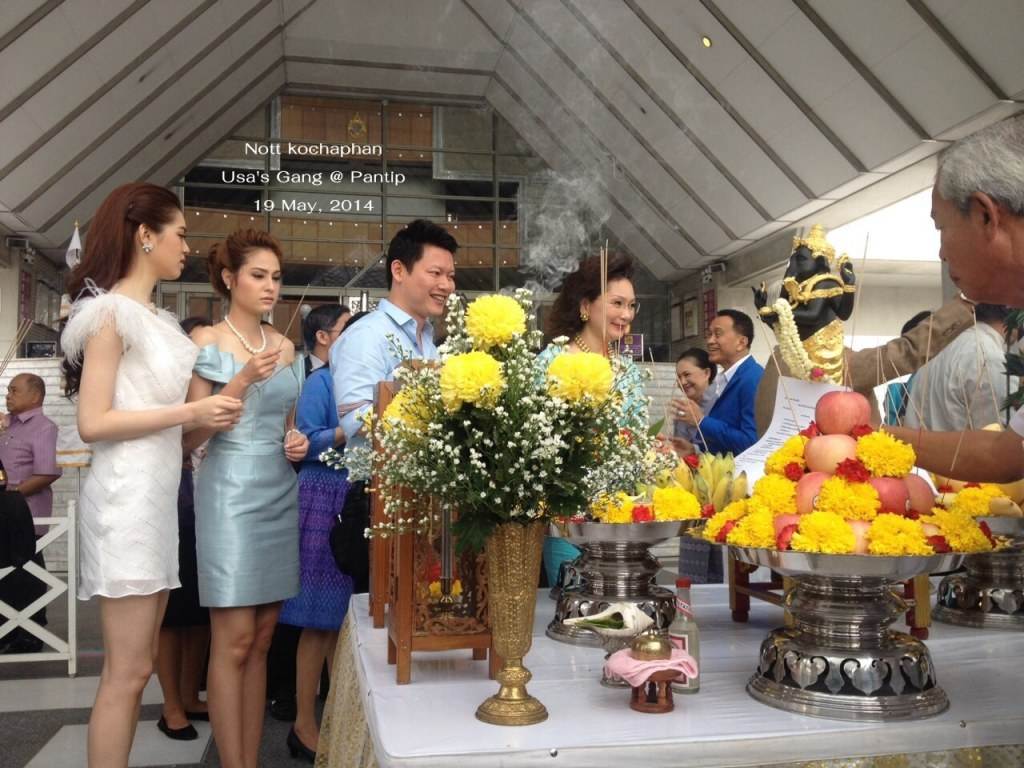 ขวัญ อุษามณี & เกรซ กาญจน์เกล้า @พิธีบวงสรวง ละครเวที เฉลิมพระเกียรติ์พระราชินี เรื่อง "ในสวนฝัน"