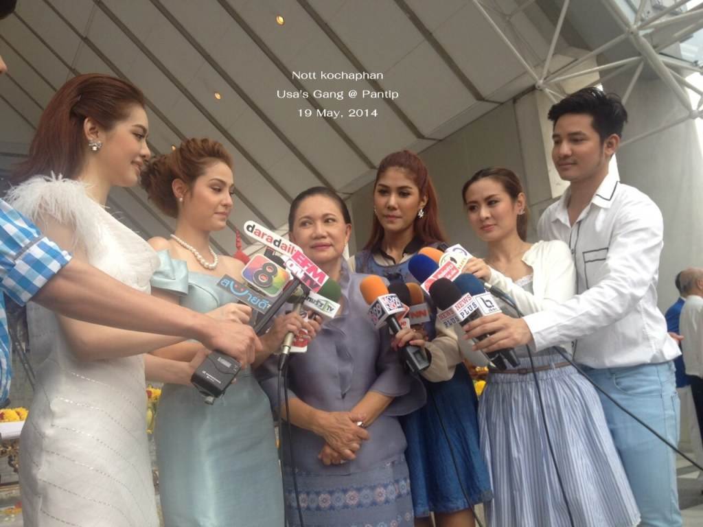 ขวัญ อุษามณี & เกรซ กาญจน์เกล้า @พิธีบวงสรวง ละครเวที เฉลิมพระเกียรติ์พระราชินี เรื่อง "ในสวนฝัน"