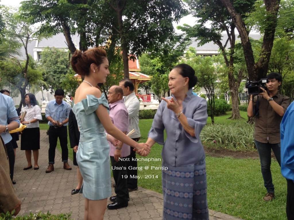 ขวัญ อุษามณี & เกรซ กาญจน์เกล้า @พิธีบวงสรวง ละครเวที เฉลิมพระเกียรติ์พระราชินี เรื่อง "ในสวนฝัน"