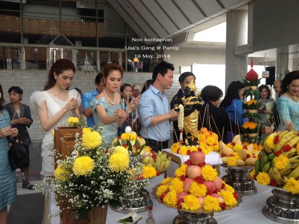 ขวัญ อุษามณี & เกรซ กาญจน์เกล้า @พิธีบวงสรวง ละครเวที เฉลิมพระเกียรติ์พระราชินี เรื่อง "ในสวนฝัน"