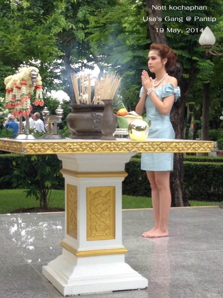 ขวัญ อุษามณี & เกรซ กาญจน์เกล้า @พิธีบวงสรวง ละครเวที เฉลิมพระเกียรติ์พระราชินี เรื่อง "ในสวนฝัน"