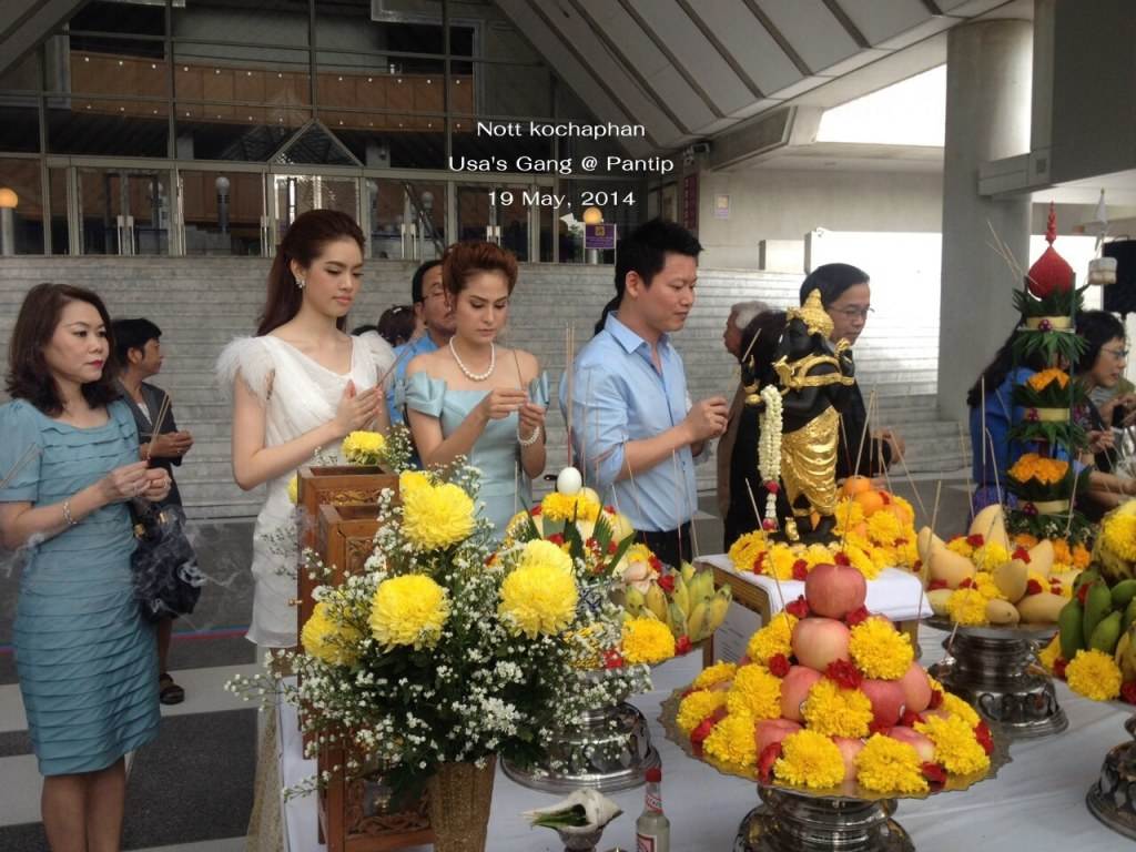 ขวัญ อุษามณี & เกรซ กาญจน์เกล้า @พิธีบวงสรวง ละครเวที เฉลิมพระเกียรติ์พระราชินี เรื่อง "ในสวนฝัน"