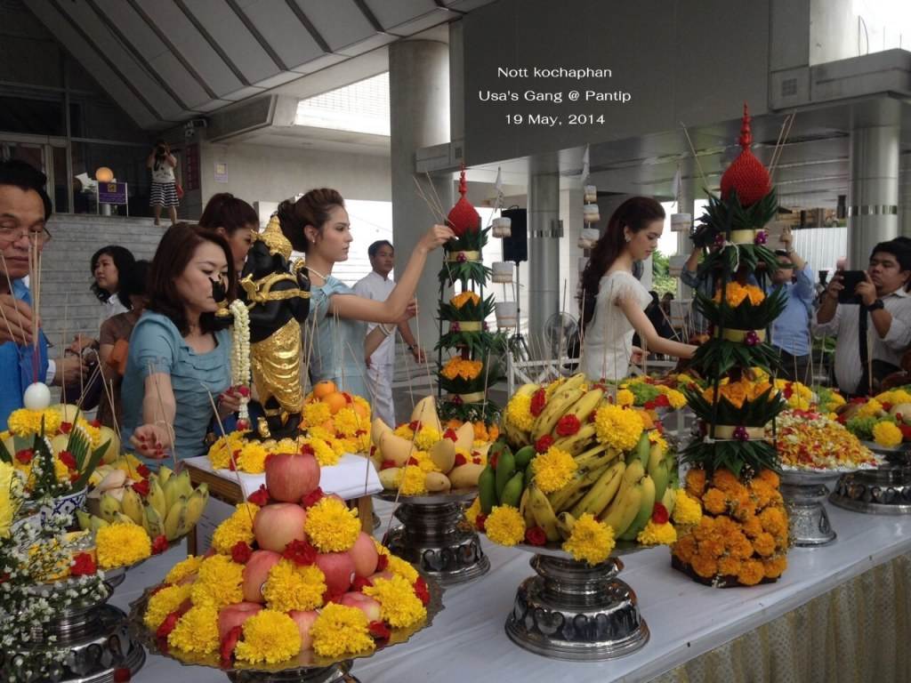ขวัญ อุษามณี & เกรซ กาญจน์เกล้า @พิธีบวงสรวง ละครเวที เฉลิมพระเกียรติ์พระราชินี เรื่อง "ในสวนฝัน"