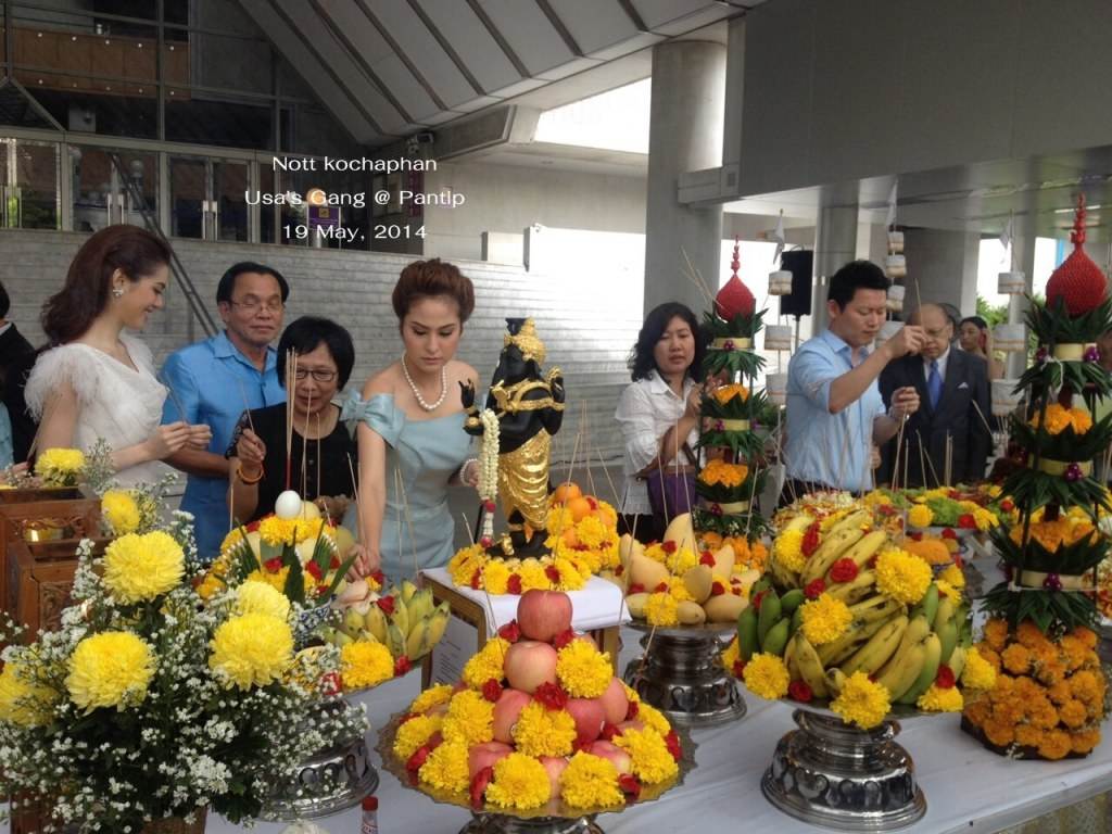 ขวัญ อุษามณี & เกรซ กาญจน์เกล้า @พิธีบวงสรวง ละครเวที เฉลิมพระเกียรติ์พระราชินี เรื่อง "ในสวนฝัน"