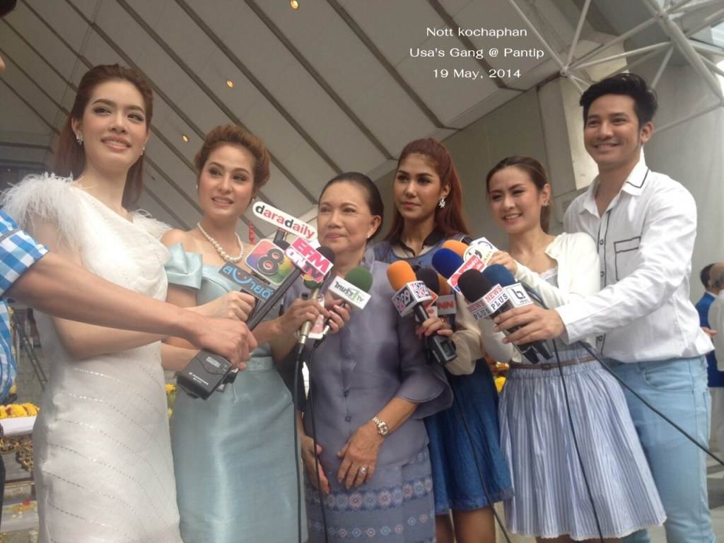 ขวัญ อุษามณี & เกรซ กาญจน์เกล้า @พิธีบวงสรวง ละครเวที เฉลิมพระเกียรติ์พระราชินี เรื่อง "ในสวนฝัน"