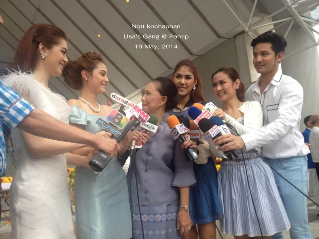 ขวัญ อุษามณี & เกรซ กาญจน์เกล้า @พิธีบวงสรวง ละครเวที เฉลิมพระเกียรติ์พระราชินี เรื่อง "ในสวนฝัน"