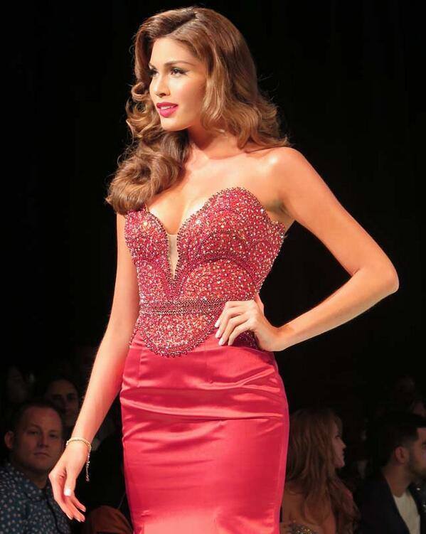 ตัวแม่ เวเน Molly-Dayana walk the runway for Sherri Hill.
