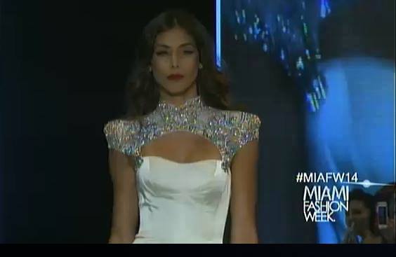 ตัวแม่ เวเน Molly-Dayana walk the runway for Sherri Hill.