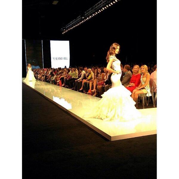 ตัวแม่ เวเน Molly-Dayana walk the runway for Sherri Hill.