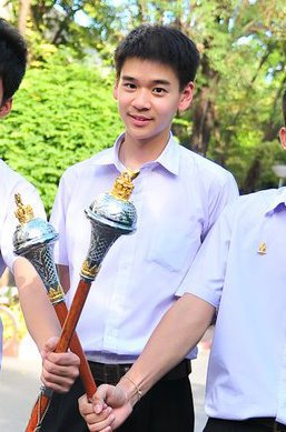 อยากรุ้ว่าคนนี้ชื่ออะไร เรียนที่ไหนครับ ผุ้รู้ช่วยบอกหน่อยครับ