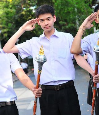 อยากรุ้ว่าคนนี้ชื่ออะไร เรียนที่ไหนครับ ผุ้รู้ช่วยบอกหน่อยครับ
