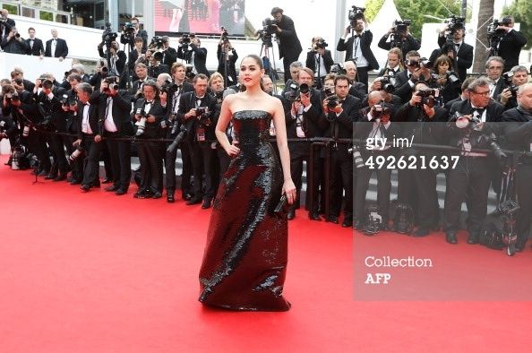 สวยสะพรืงสู้แสงแฟต!! ชมพู่ อารยา อวดโฉมเดินพรมแดงเมืองคานส์ Chompoo Araya in cannes film festival 2014